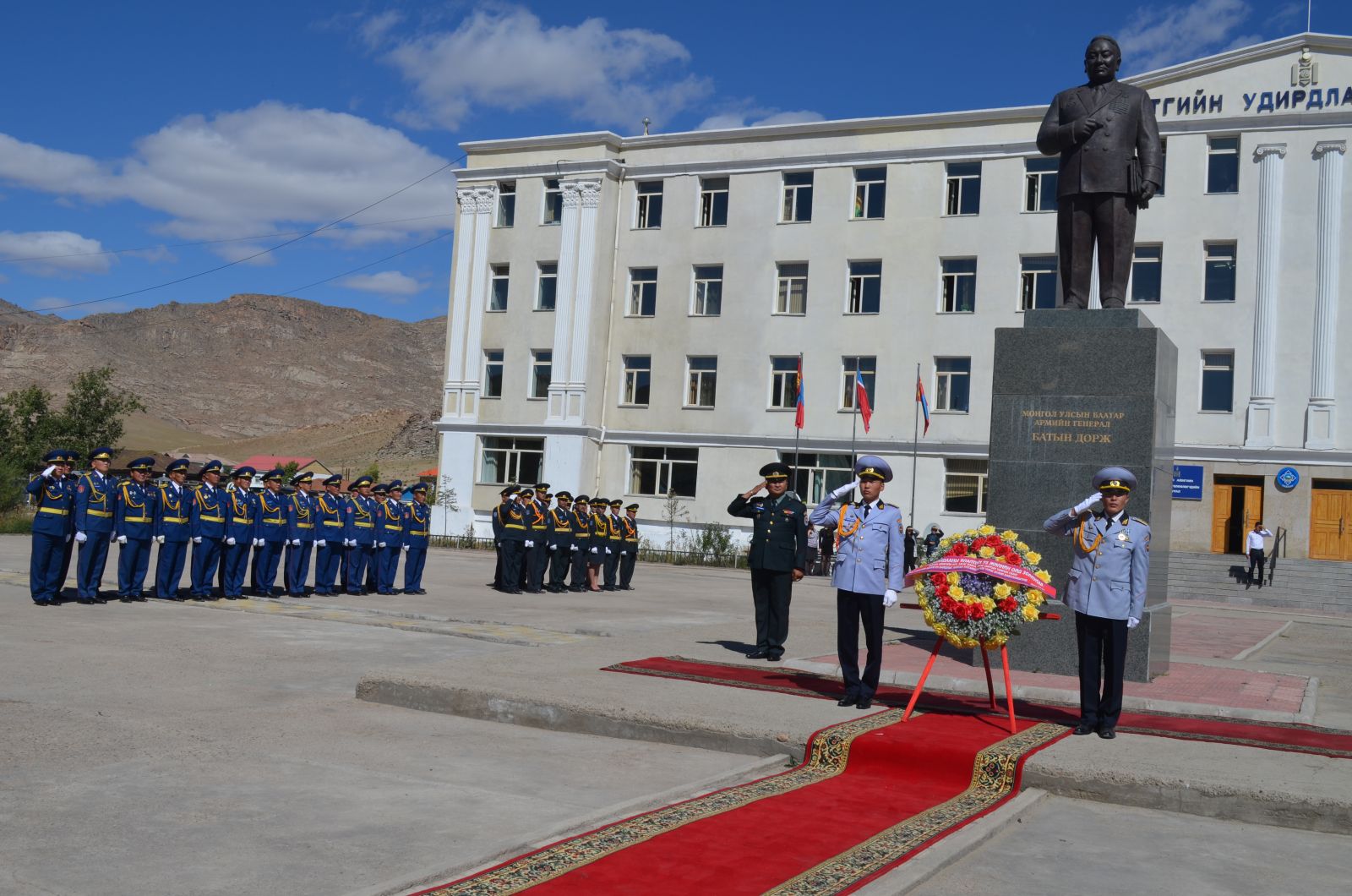  p data-id="go04a923kv">巴特·道尔吉(英文:batyn dorji,蒙古文:Б