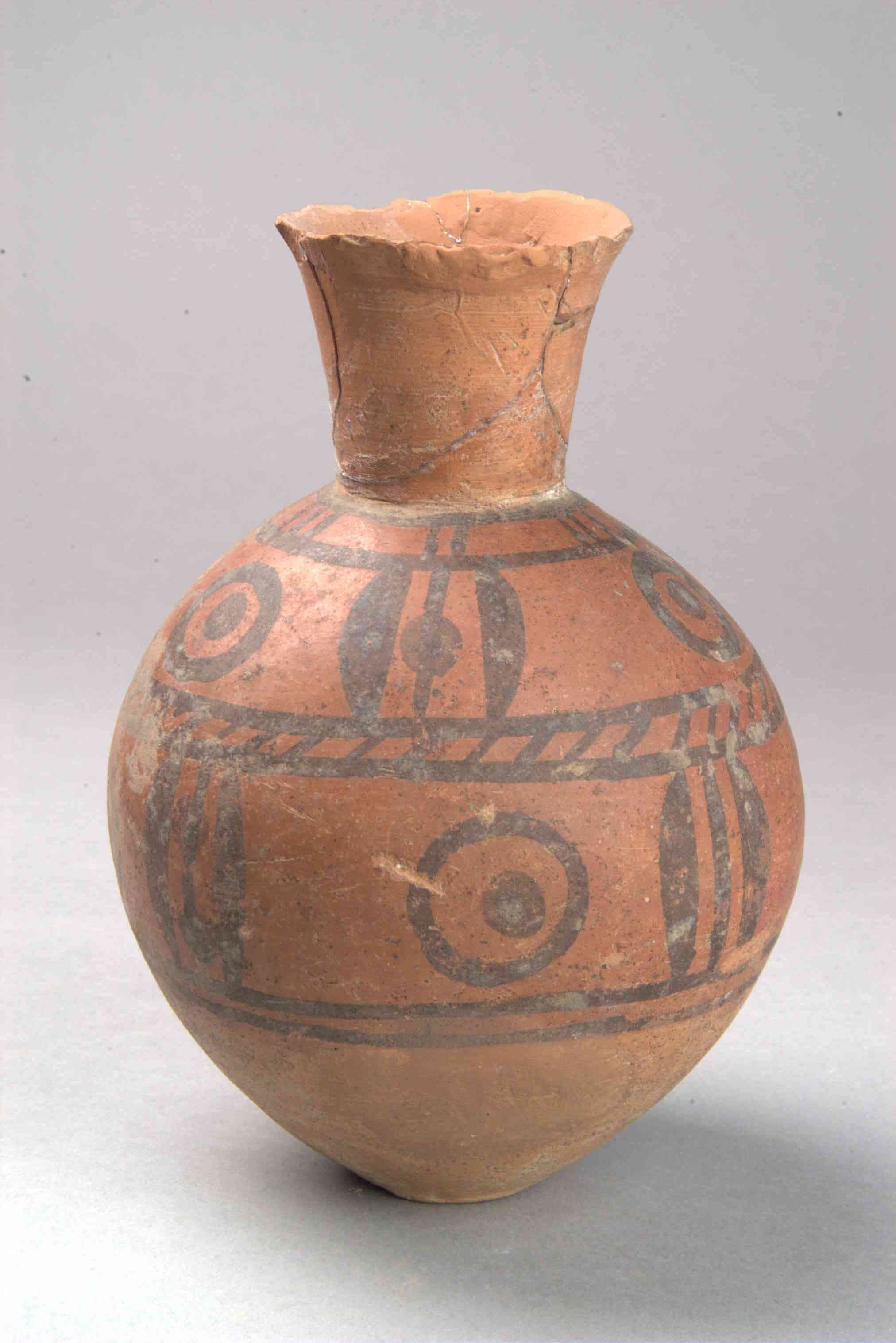 仰韶文化红衣彩陶壶