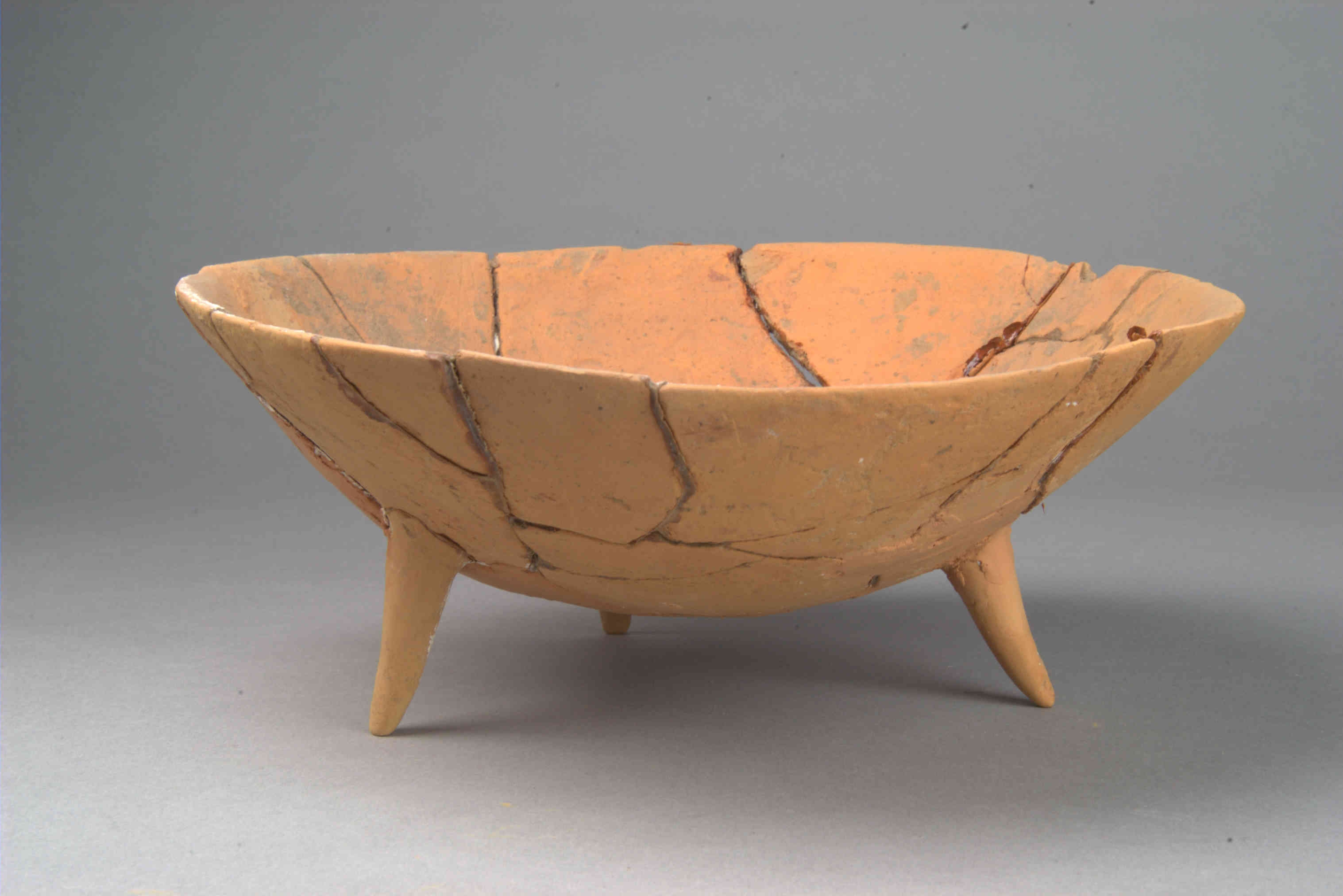 裴李岗文化红陶三足钵