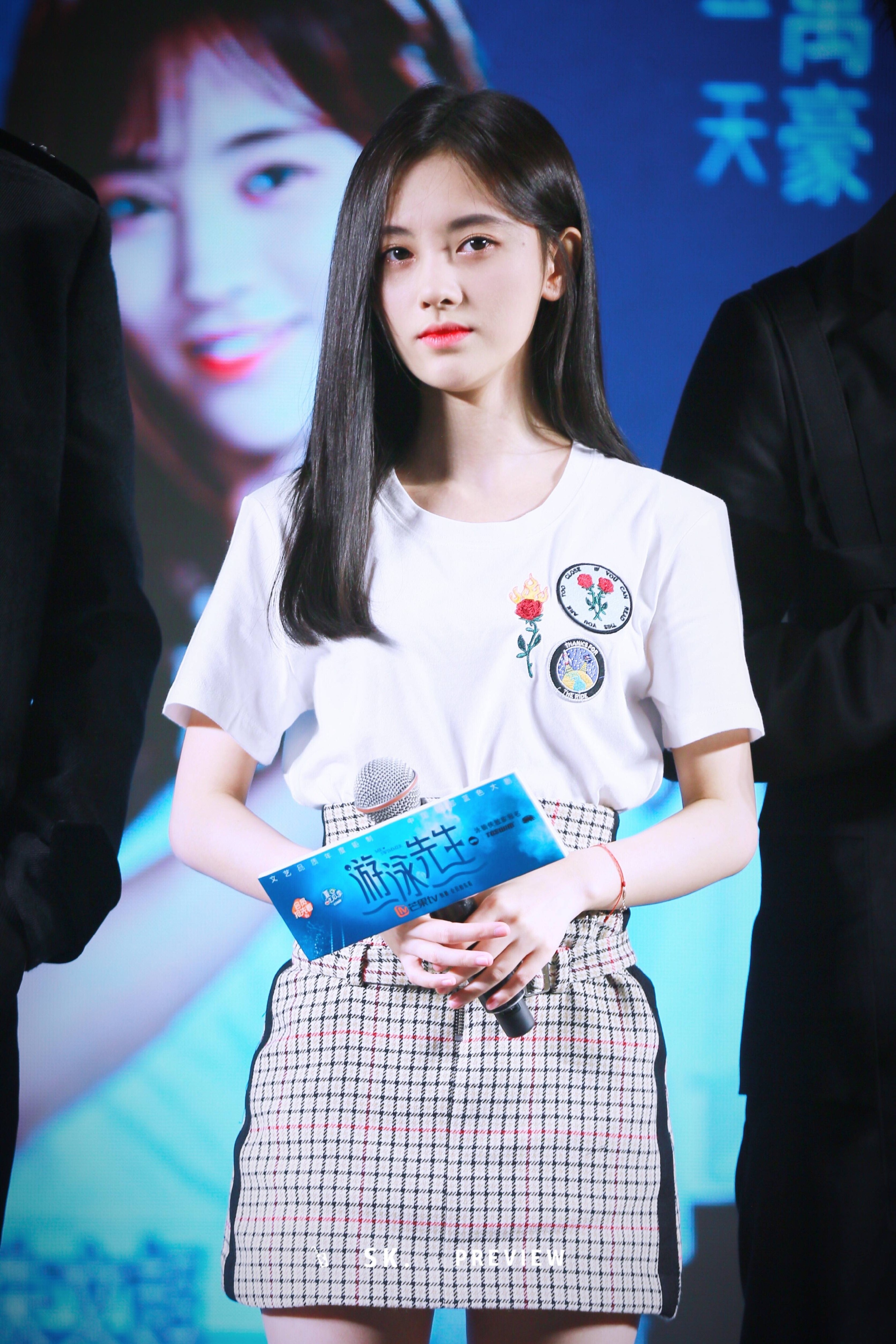  p>鞠婧祎(kiku),1994年6月18日出生于四川省遂宁市,中国内地影视女