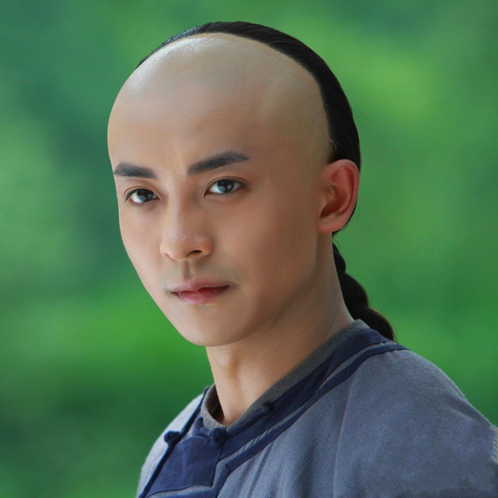  p>李佳航,1987年3月8日出生于辽宁省鞍山市,中国内地男演员,2010年