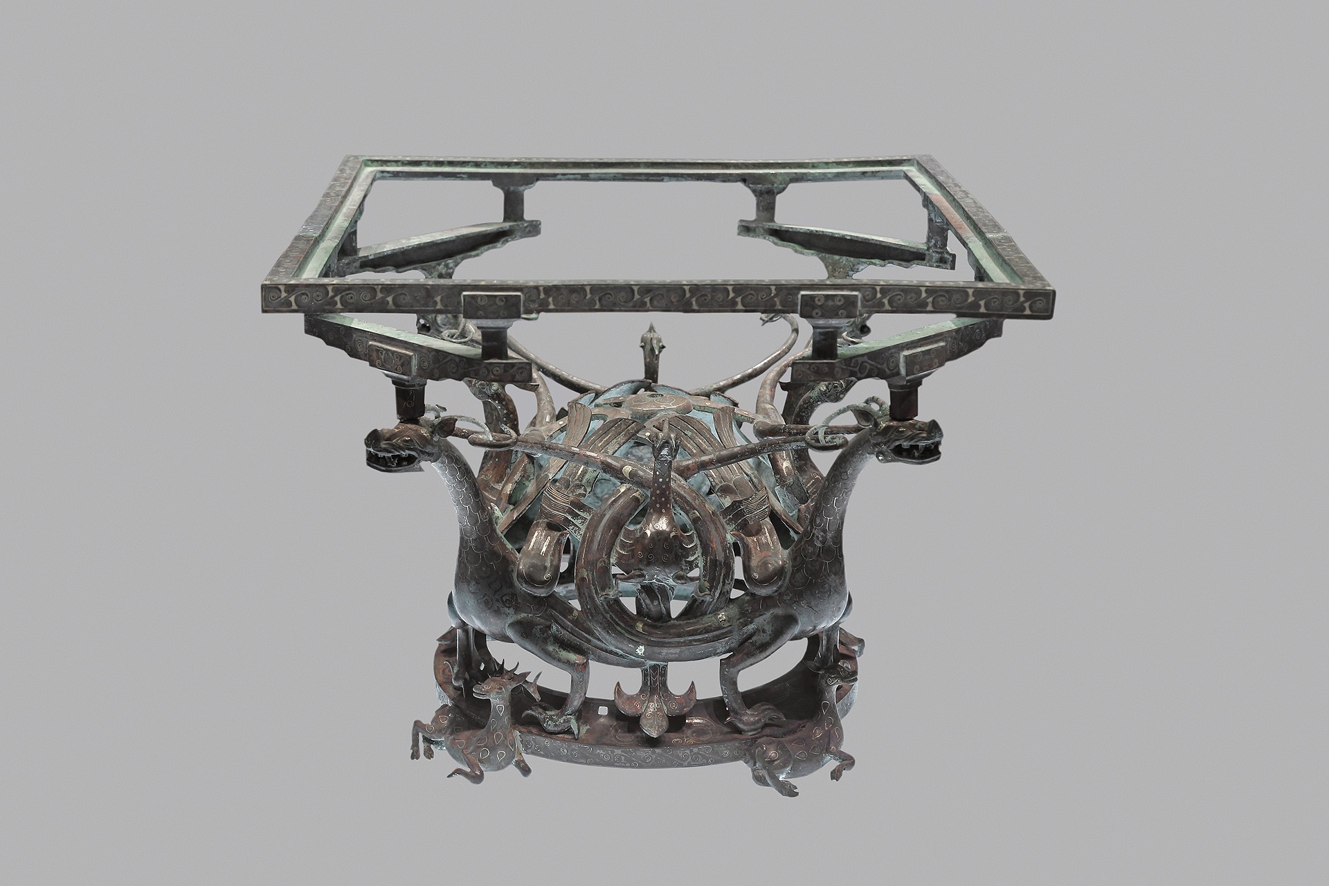 战国错金银四龙四凤铜方案