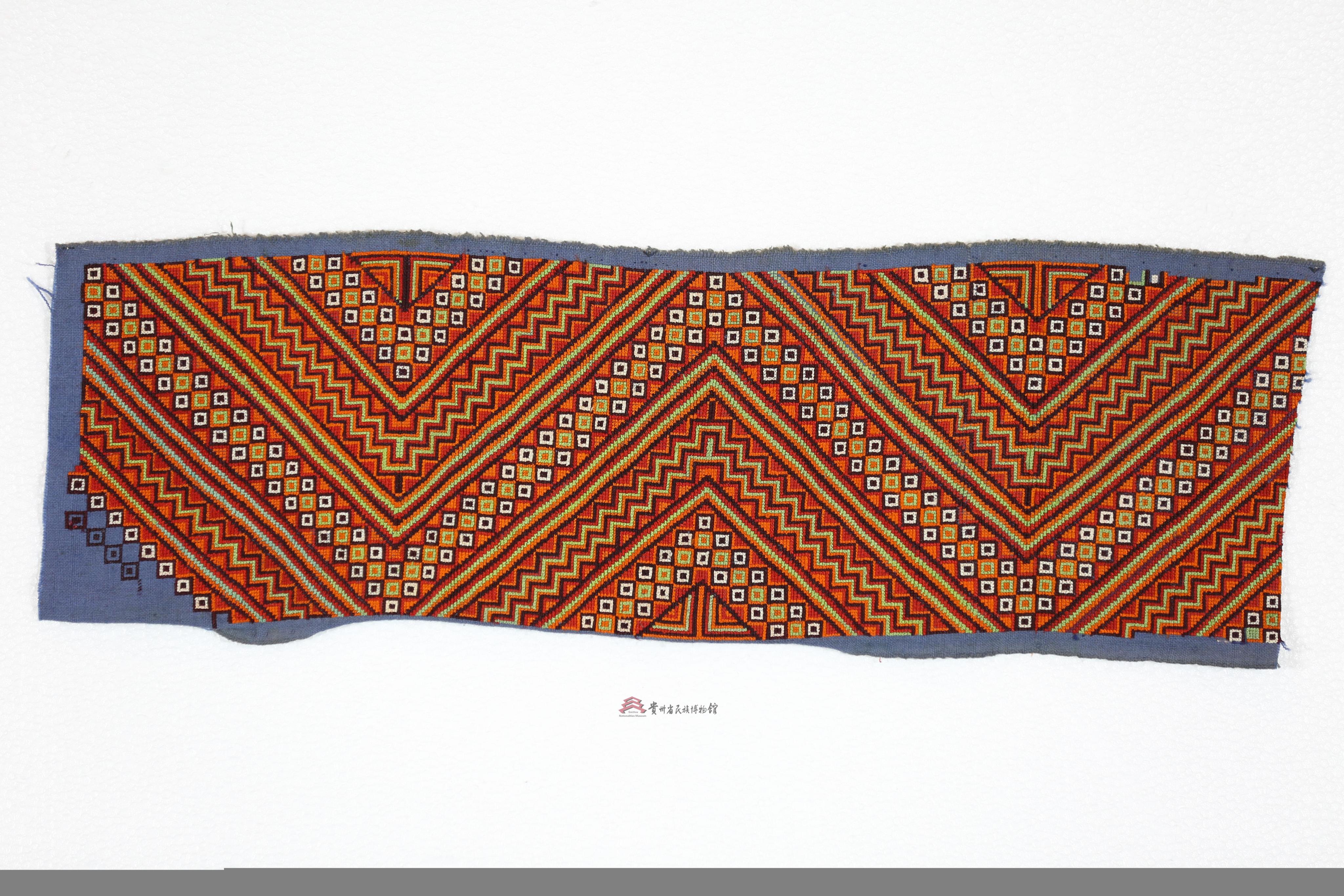 当代安顺苗族岩腊式几何纹挑花绣片