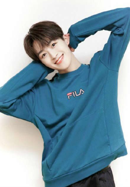  p>何洛洛,本名徐一宁,2001年5月4日出生于浙江省杭州市萧山区,中国