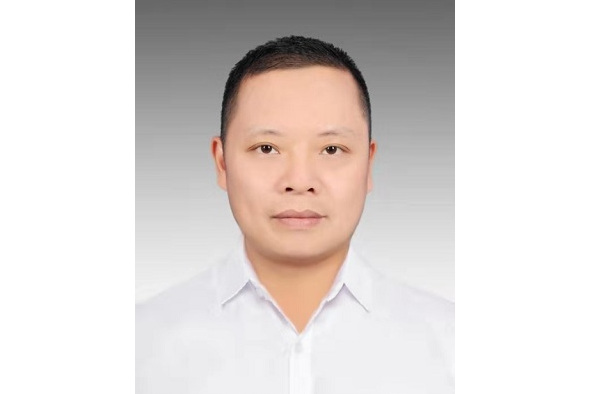 浙江永嘉人,中共党员,大学学历.