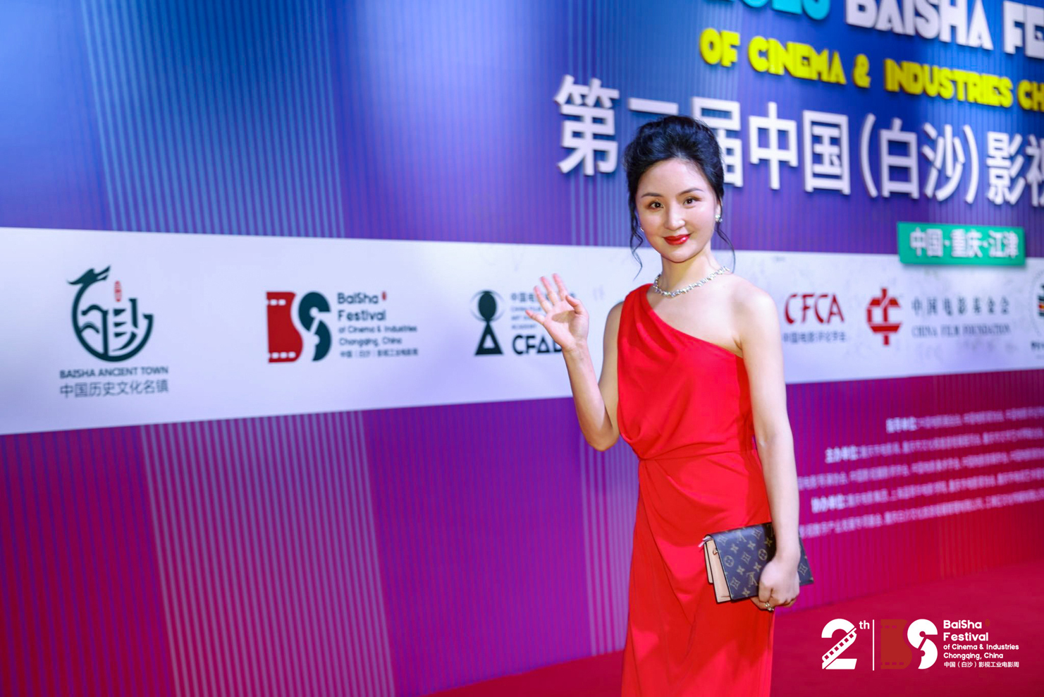  p data-id="gnrwo71w8o">鸿利 i>(原名刘虹利) /i>,出生于 a target=