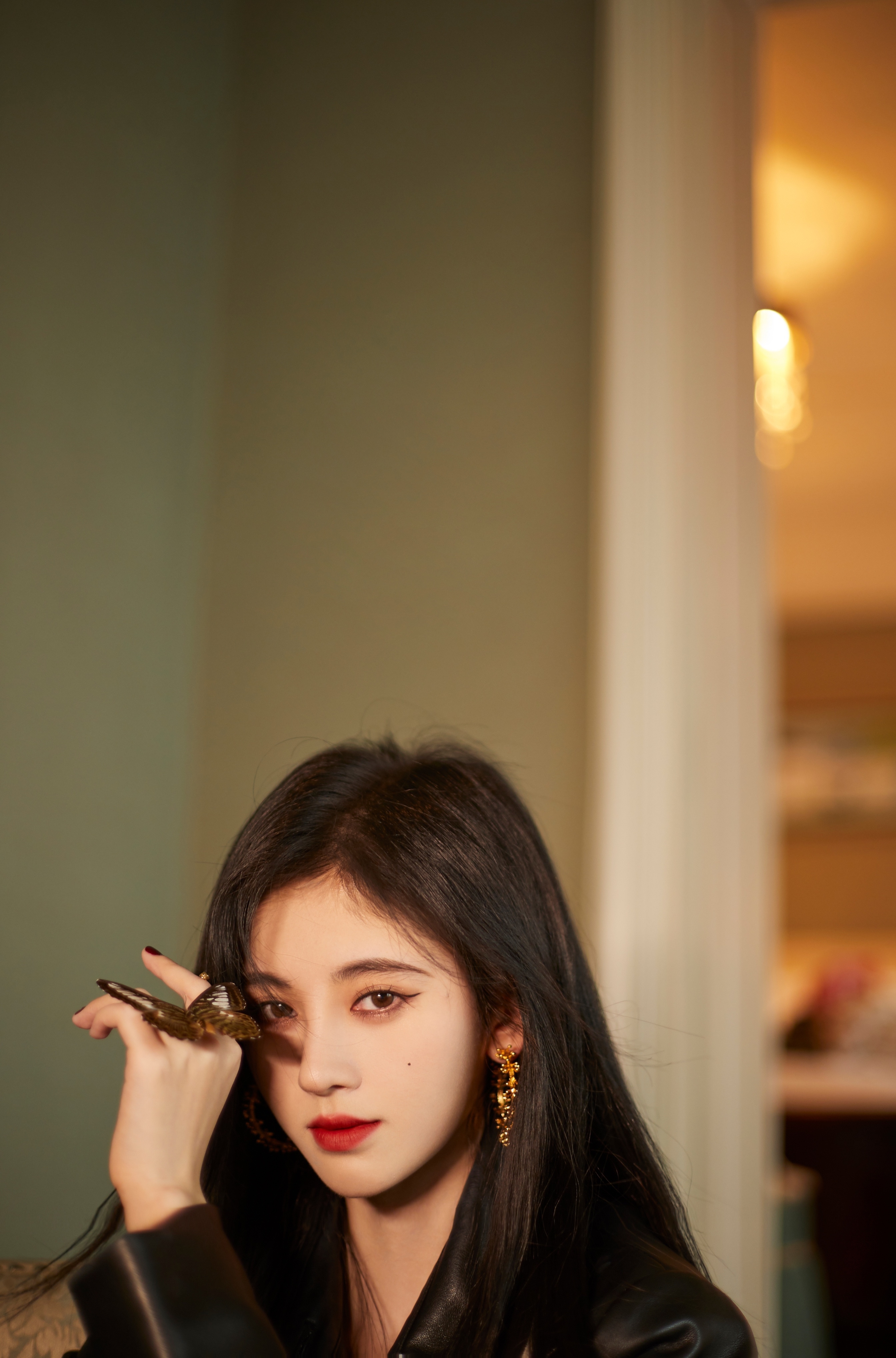  p>鞠婧祎(kiku),1994年6月18日出生于四川省遂宁市,中国内地影视女