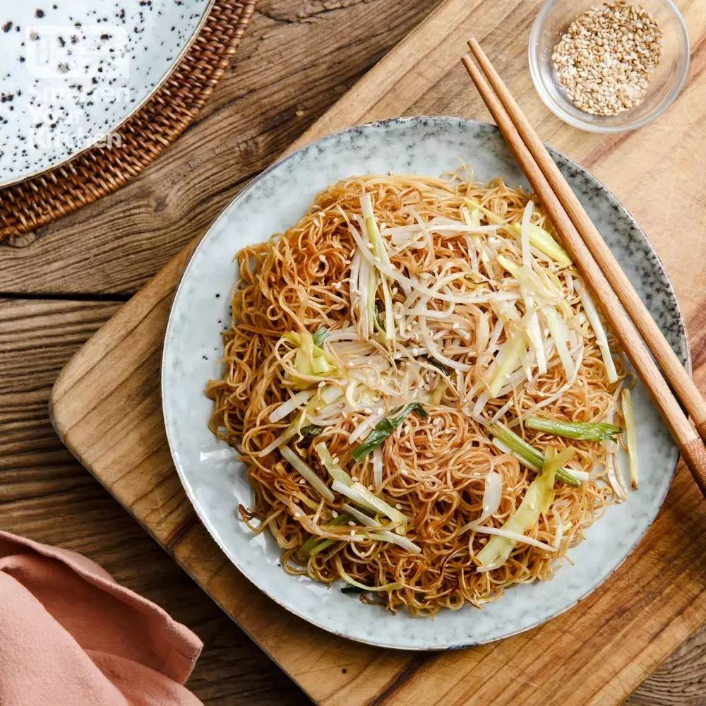  p>豉油皇炒面是一道具有广东特色的著名小吃,它是广州人喝 a target=