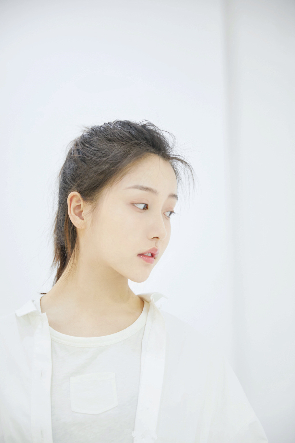  p>姜贞羽,原名刘垚昕,1996年12月30日出生于云南省昭通市,中国内地