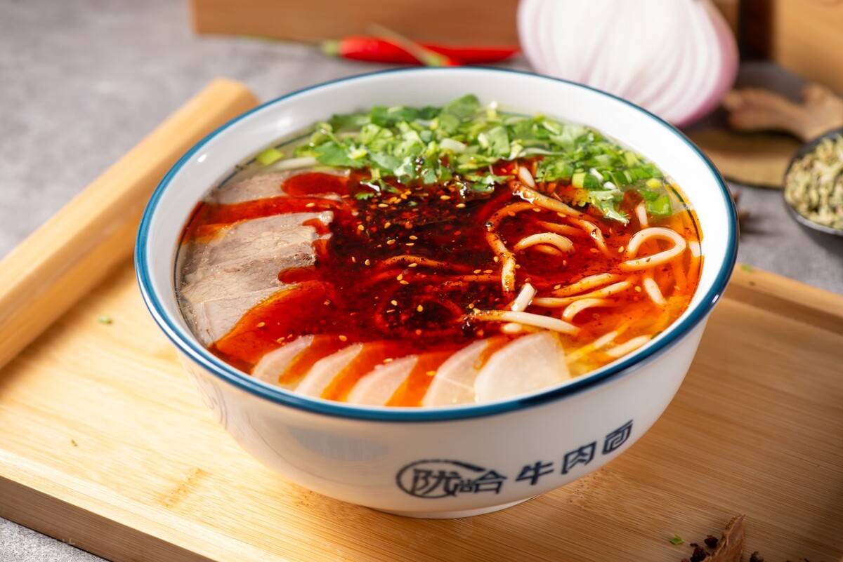  p data-id="gnwwoa675a">兰州牛肉拉面,常见的面食之一,也是 a