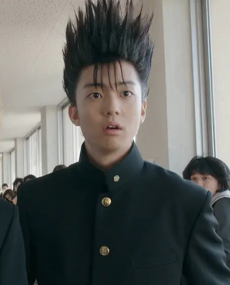 及衍生电影中的角色,由伊藤健太郎饰演