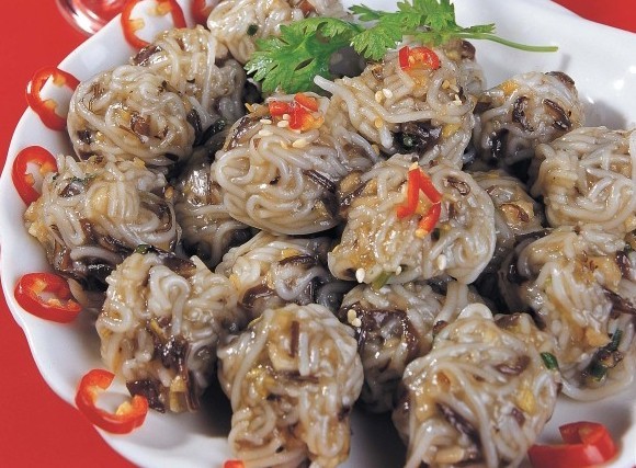  p>粉丸,建瓯小吃之一.顾名思义就是米粉做的丸子,可炒,可蒸,可汤用.