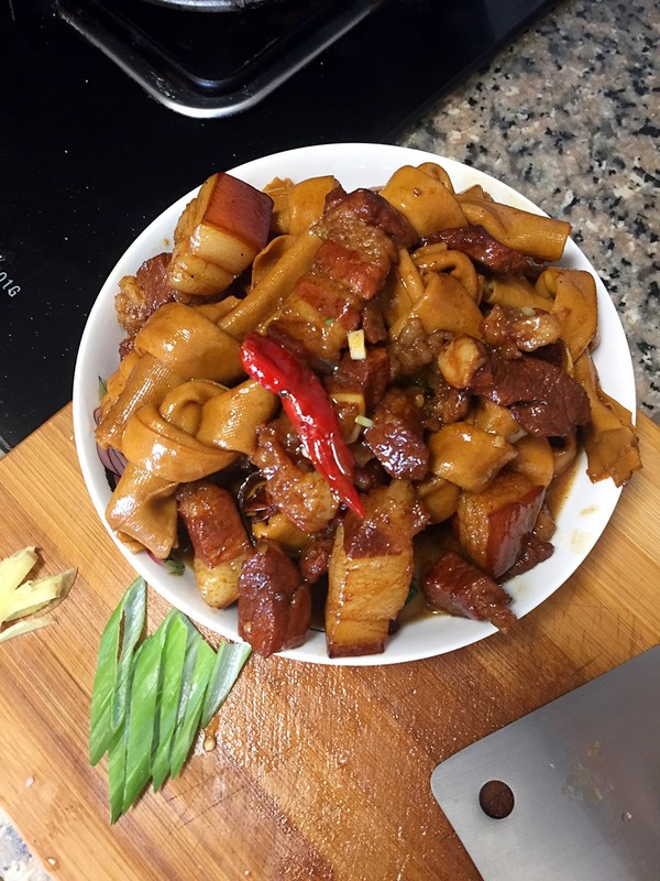 芋头百叶结红烧肉