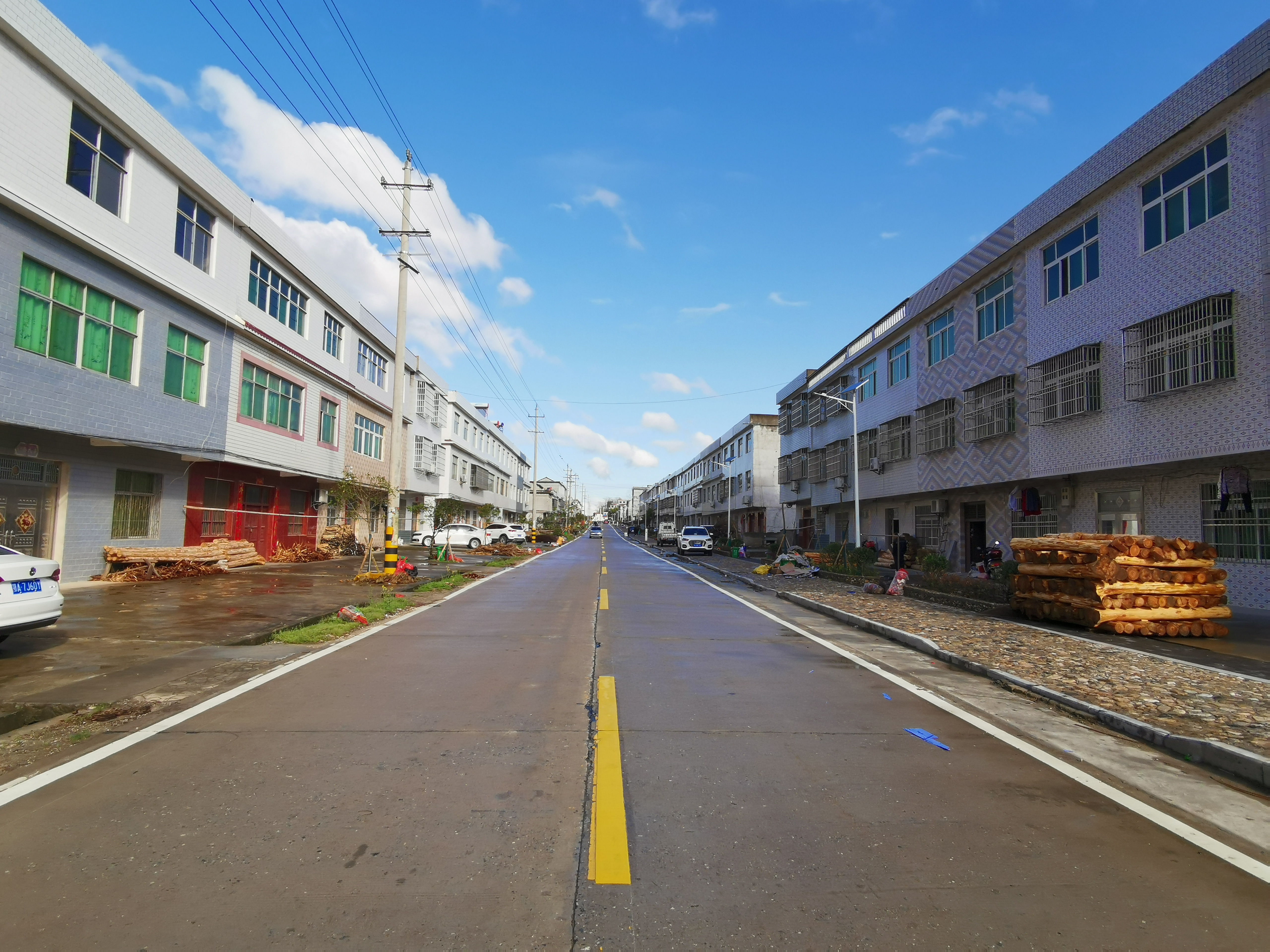 西北与麻城市夫子河镇黄麻坳村接壤,西与团风县贾庙乡为邻,东与大崎镇