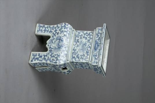 清青花缠枝花卉纹方鼎式香炉_百度百科