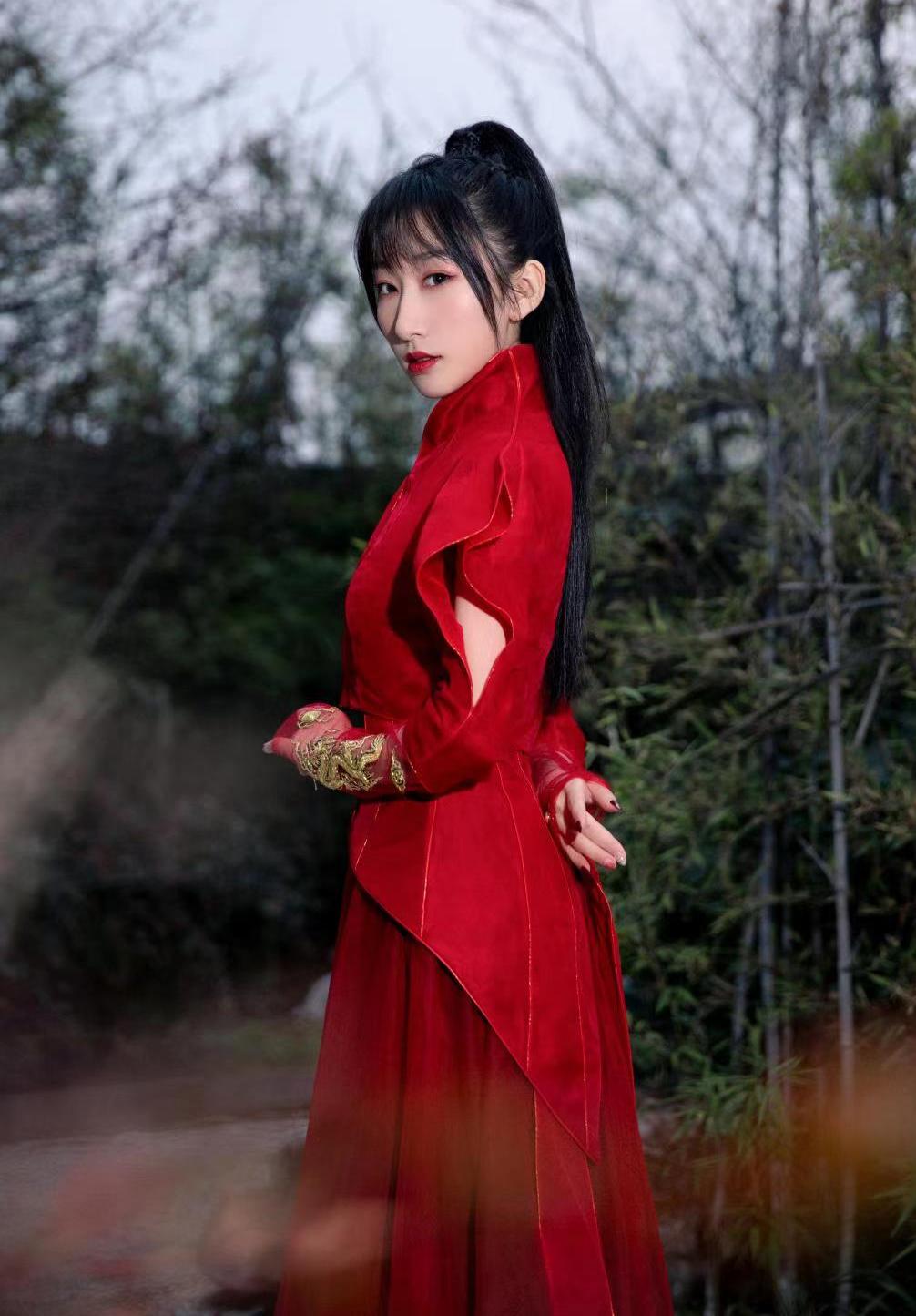  p>等什么君,本名邓寓君,1999年12月16日出生于吉林省,中国内地女歌手