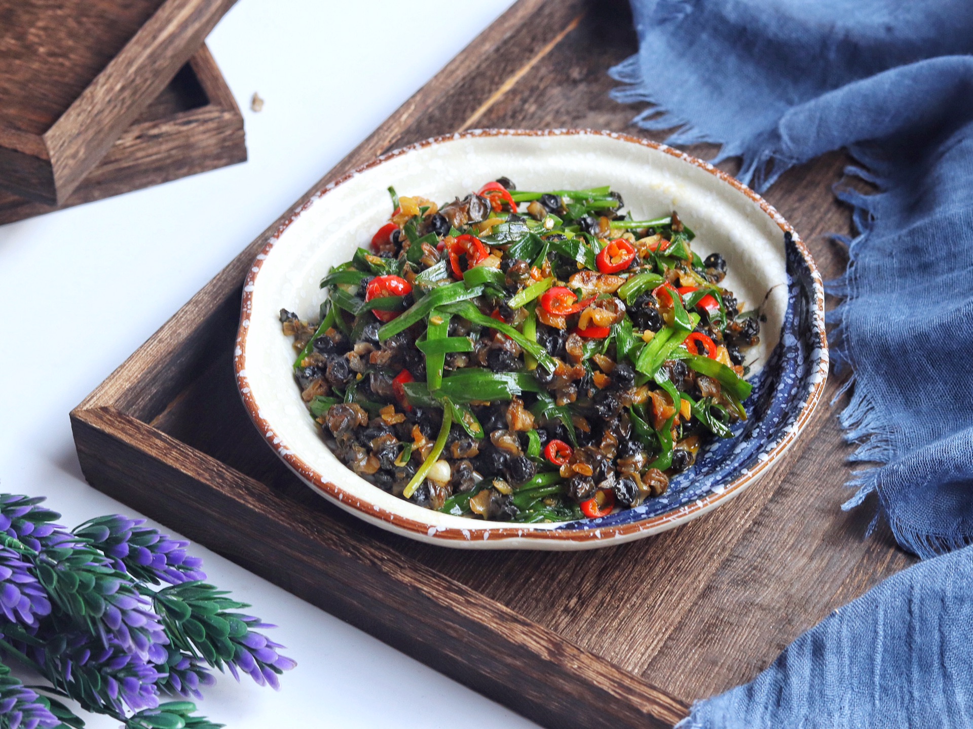  p>韭菜炒螺蛳肉是一道菜品,主料为韭菜,螺蛳. /p>