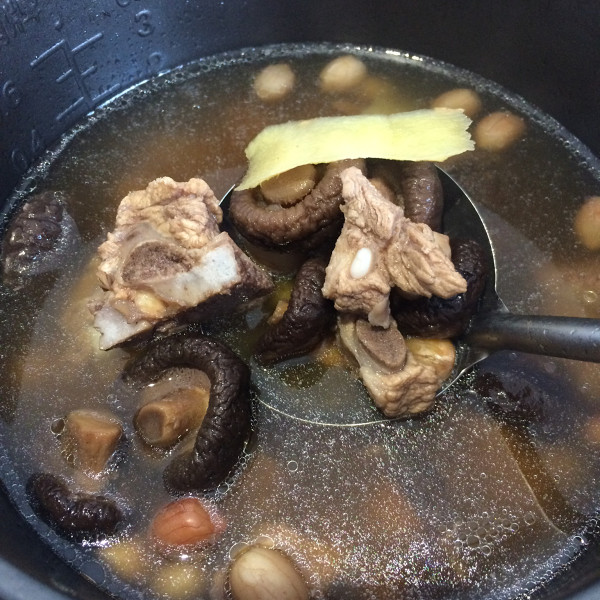 是一道美味的菜肴,主要制作材料为排骨,干香菇,口味清淡