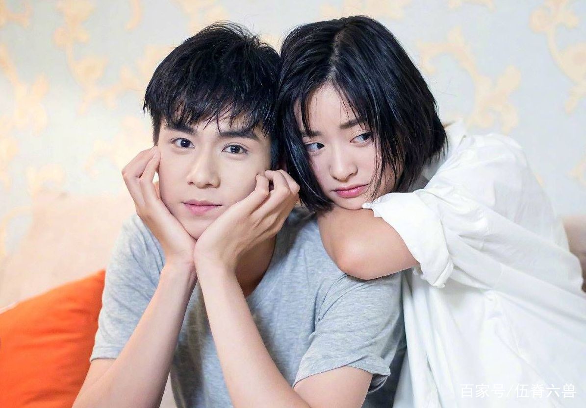 首登春晚搭档闫妮周一围，一直被嘲“路人”的她为何资源这么好？_百科TA说