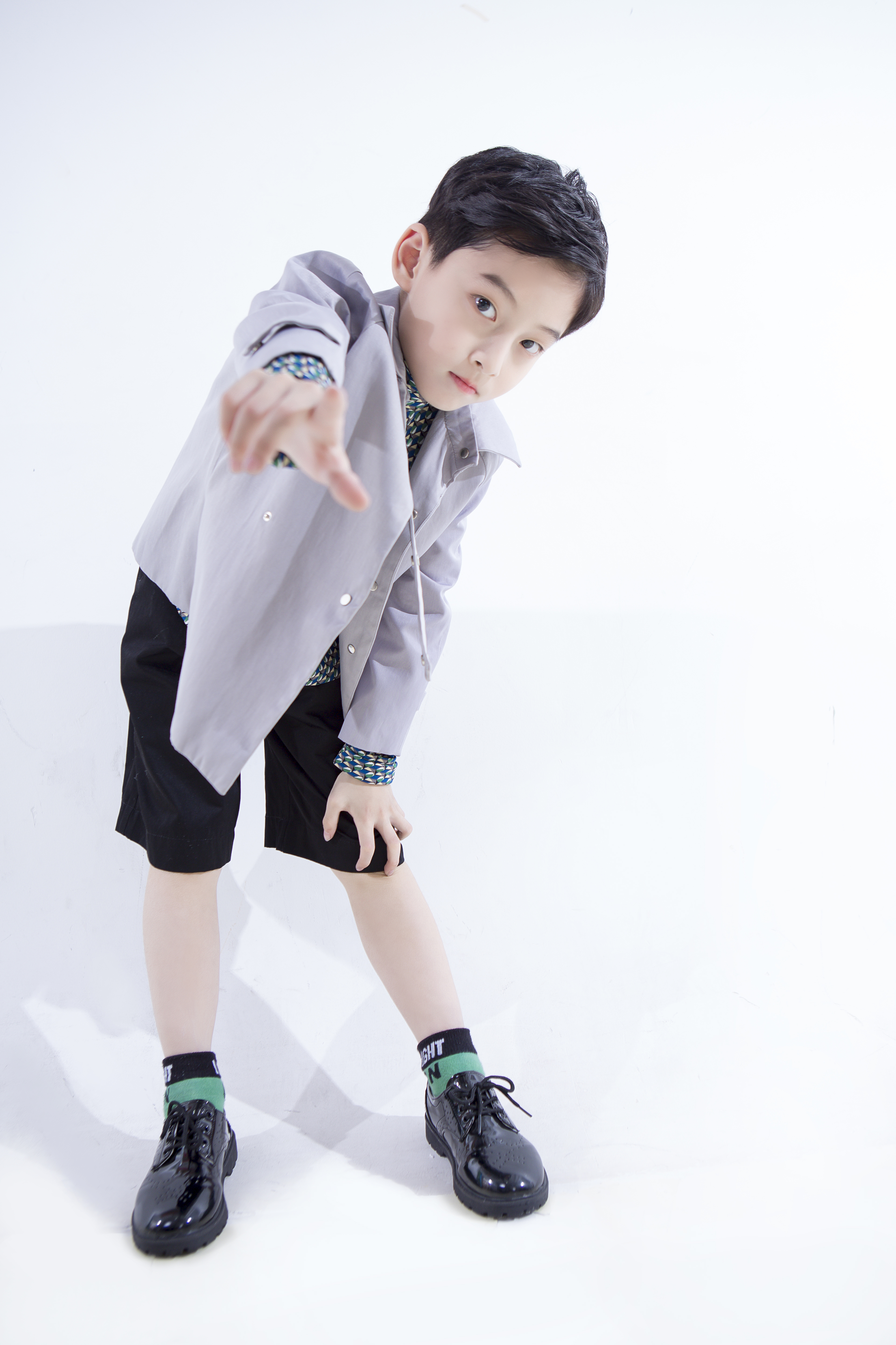 男, span class="psl-tag">2013年 /span>出生于上海,温岭人,小童星