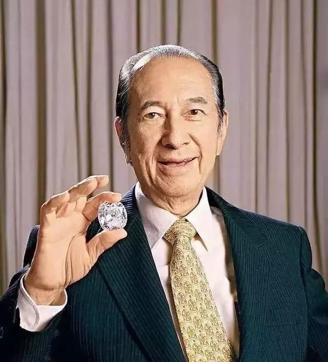 赌王何鸿燊都有哪些天价文玩收藏 - 知晓星球