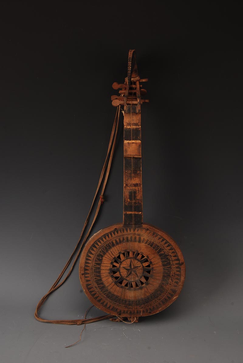  p>现代苗族十九芒木琴是乐器类文物,三级文物现收藏于右江民族博物馆