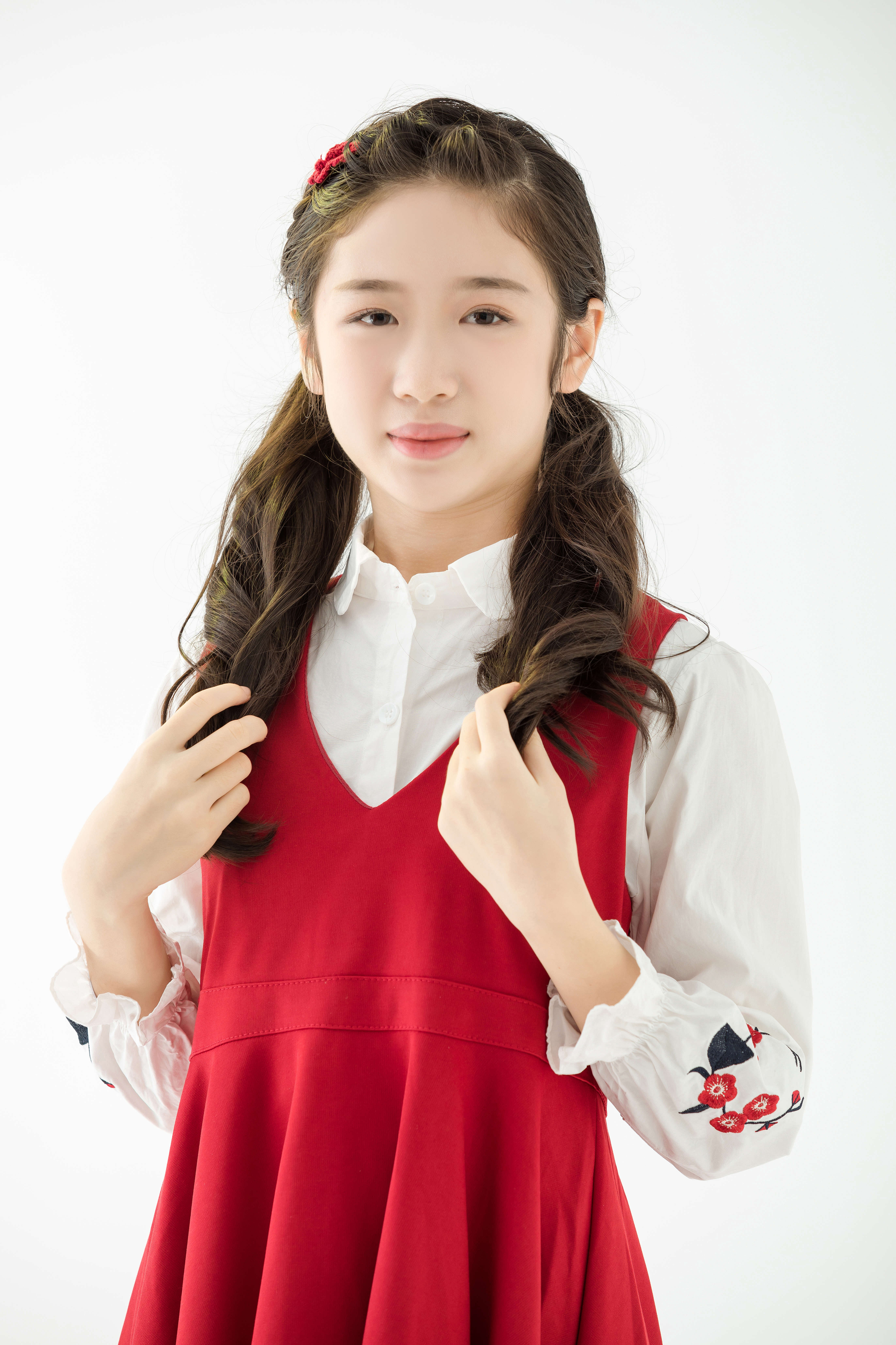  p>邓文怡,2009年11月14日出生于香港,童星,中国香港女歌手.