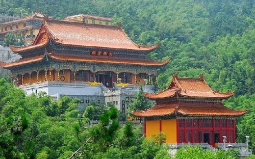 铁佛寺,位于江西省九江市的庐山,从江西省九江市往南驱车环山而上