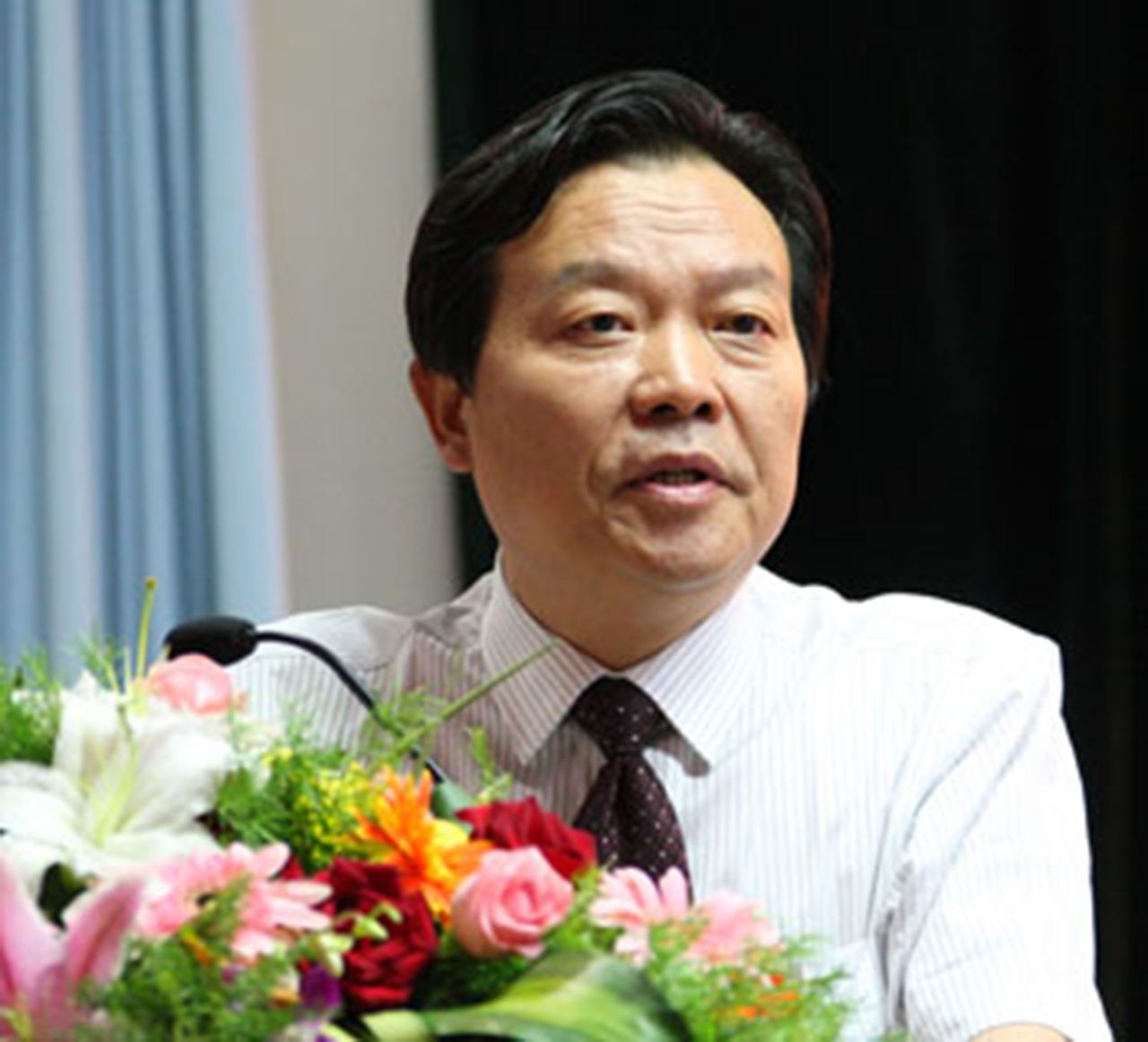  p data-id="gnbsqb993m">雷涛,1954年出生于陕西省武功县,1978年毕业