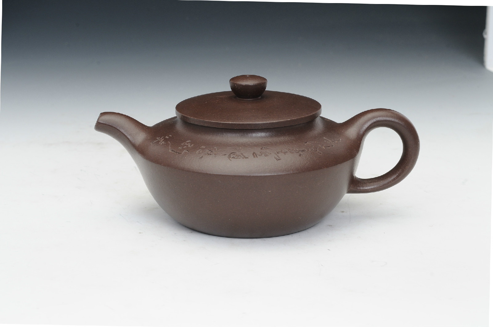  p>范丽静,国家工艺美术师,优秀青年陶艺家,范家壶庄成员,龙德堂艺术