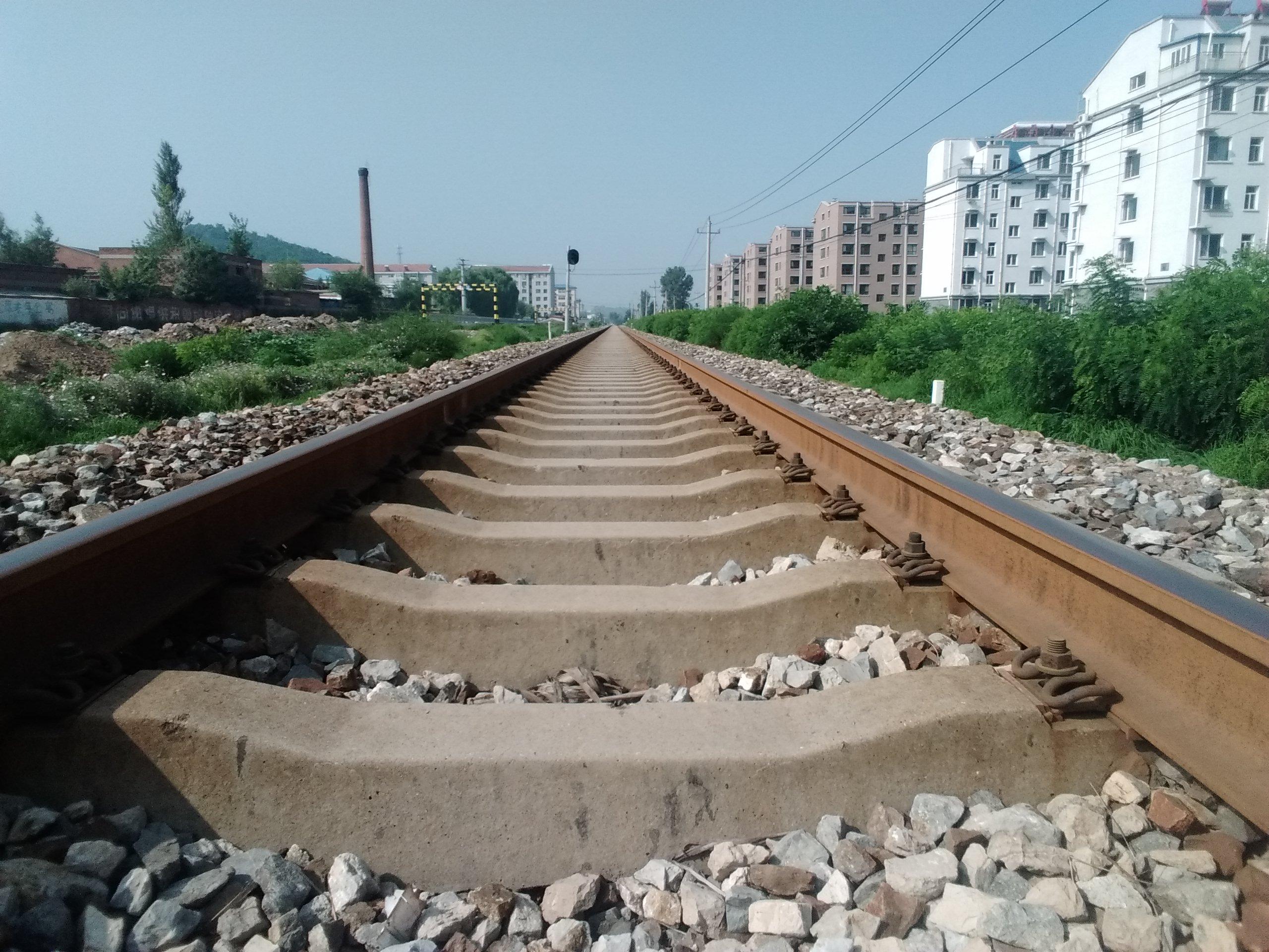  p>铁道,指供火车行驶的交通线路.