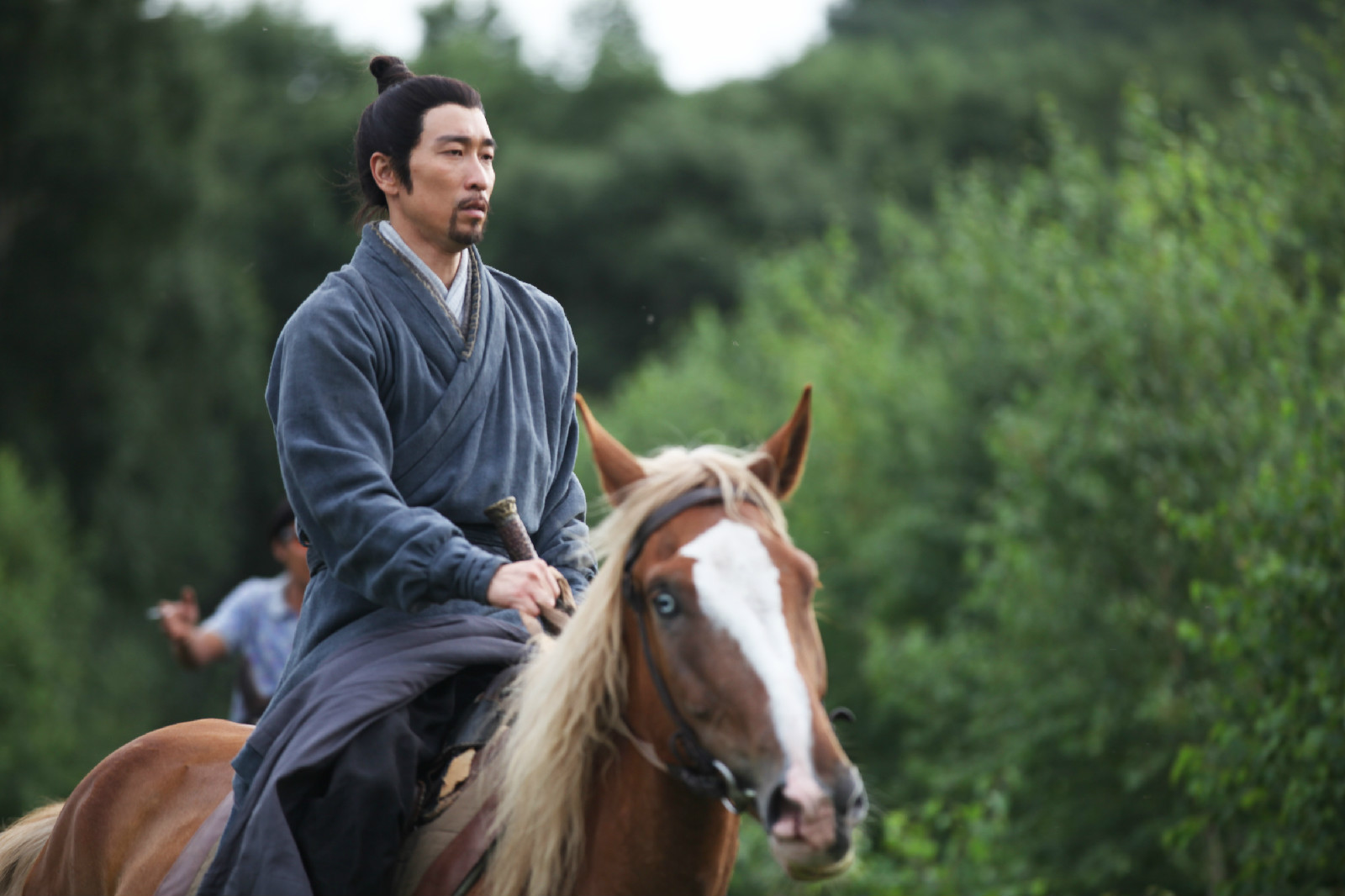  p>王千源(原名王锦鹏),1972年6月27日出生于辽宁省盘锦市,在沈阳长大