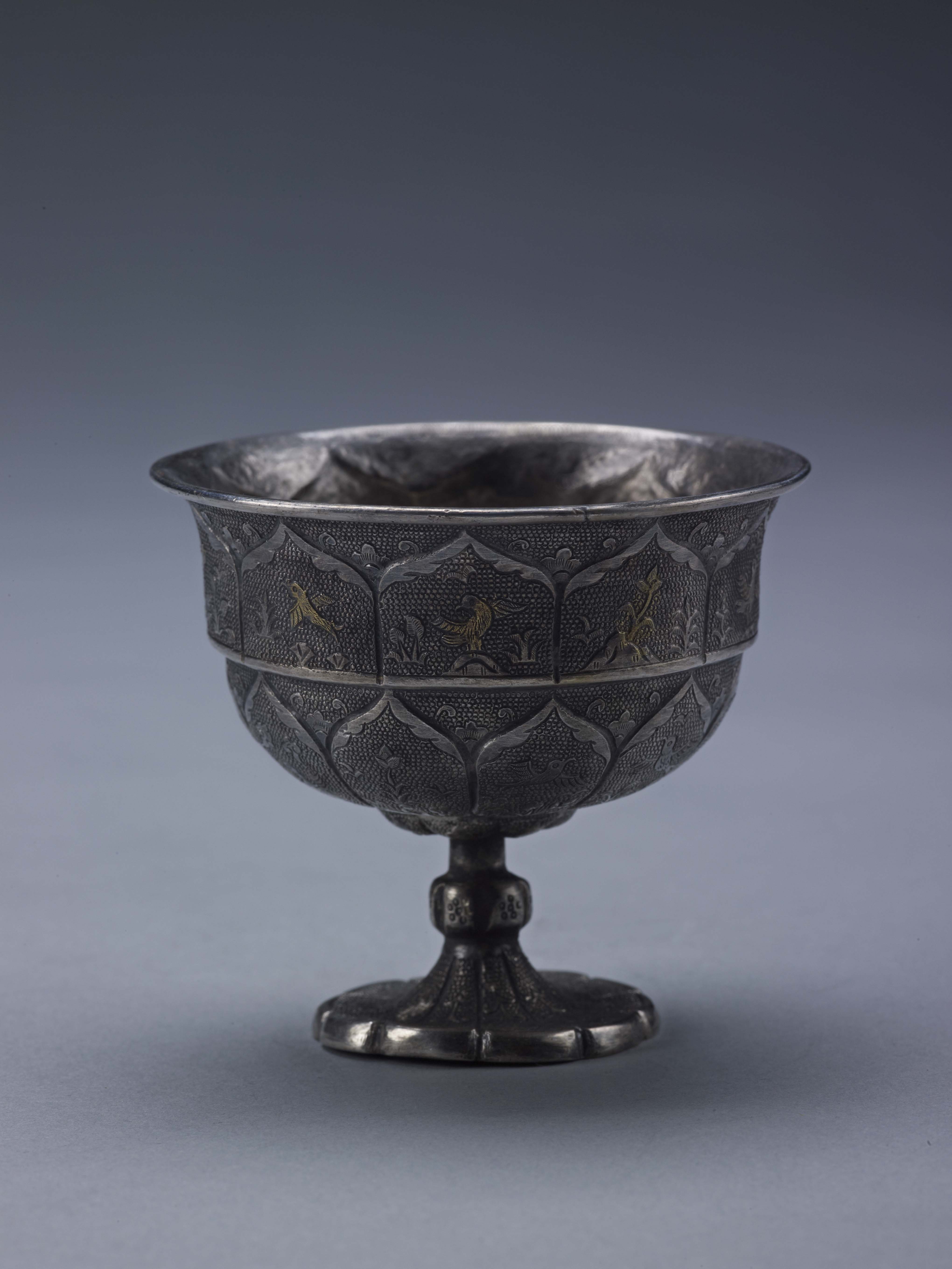 足面饰忍冬纹.现收藏于成都华通博物馆. /p>