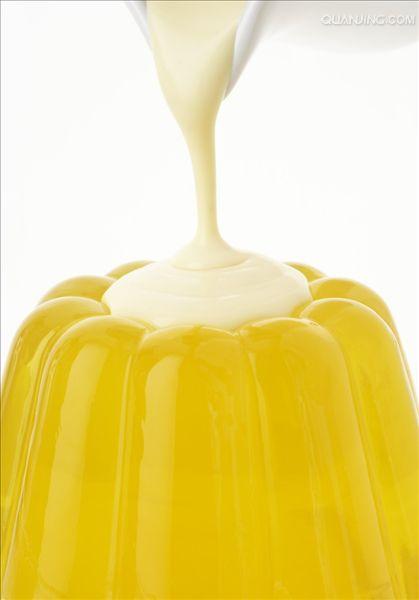  p>果冻是一种西方甜食,呈半固体状,由食用明胶加水,糖,果汁制成.