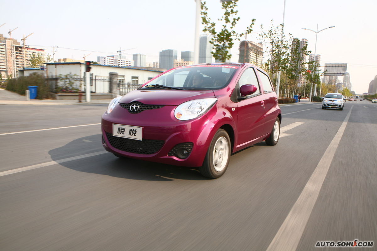 在设计风格上,这款a0级小车清晰延续了江淮乘用车日渐一贯的"家族谱系