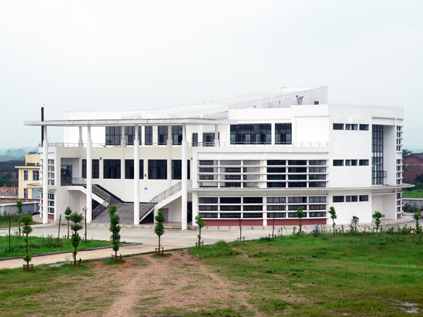 1936年,余江一中的前身在锦江古镇诞生,1946年,余江县立中学校增设