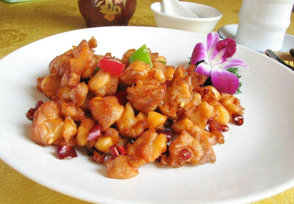 掌中宝是以鸡掌为主料,以蒜末 ,葱花 ,干红椒末 ,柠檬片为辅料的菜品
