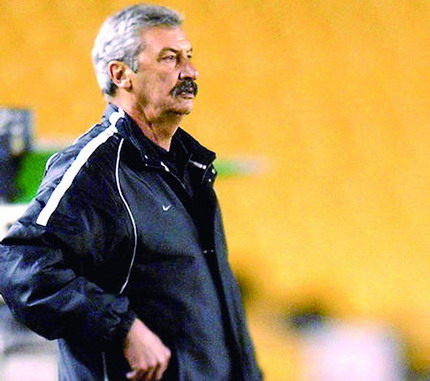  p>若泽·卡洛斯·德·奥利维拉(1947年4月23日——),男,足球教练.