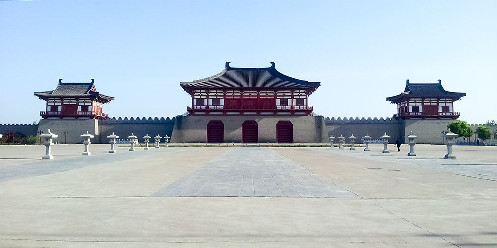 南临伊厥,背靠邙山,东有虎牢关,西有函谷关,四周为群山环绕