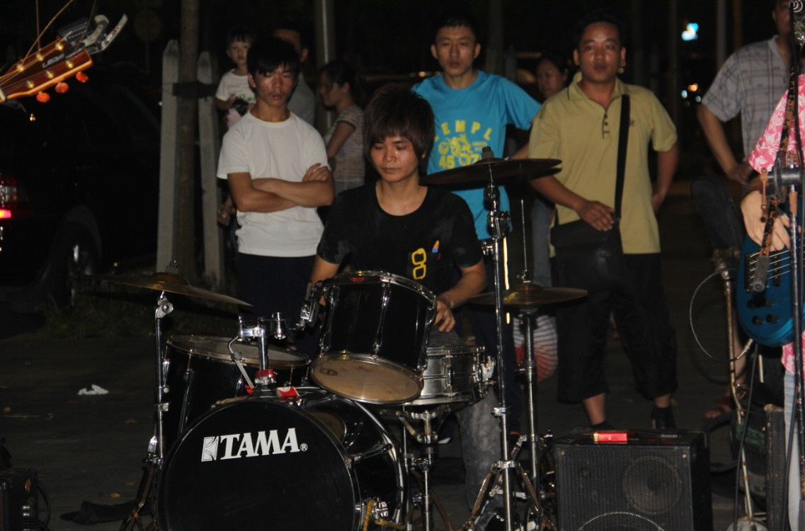  p>原上草乐队是2009年成立的一个民间乐队,在广东省深圳市有一定影响