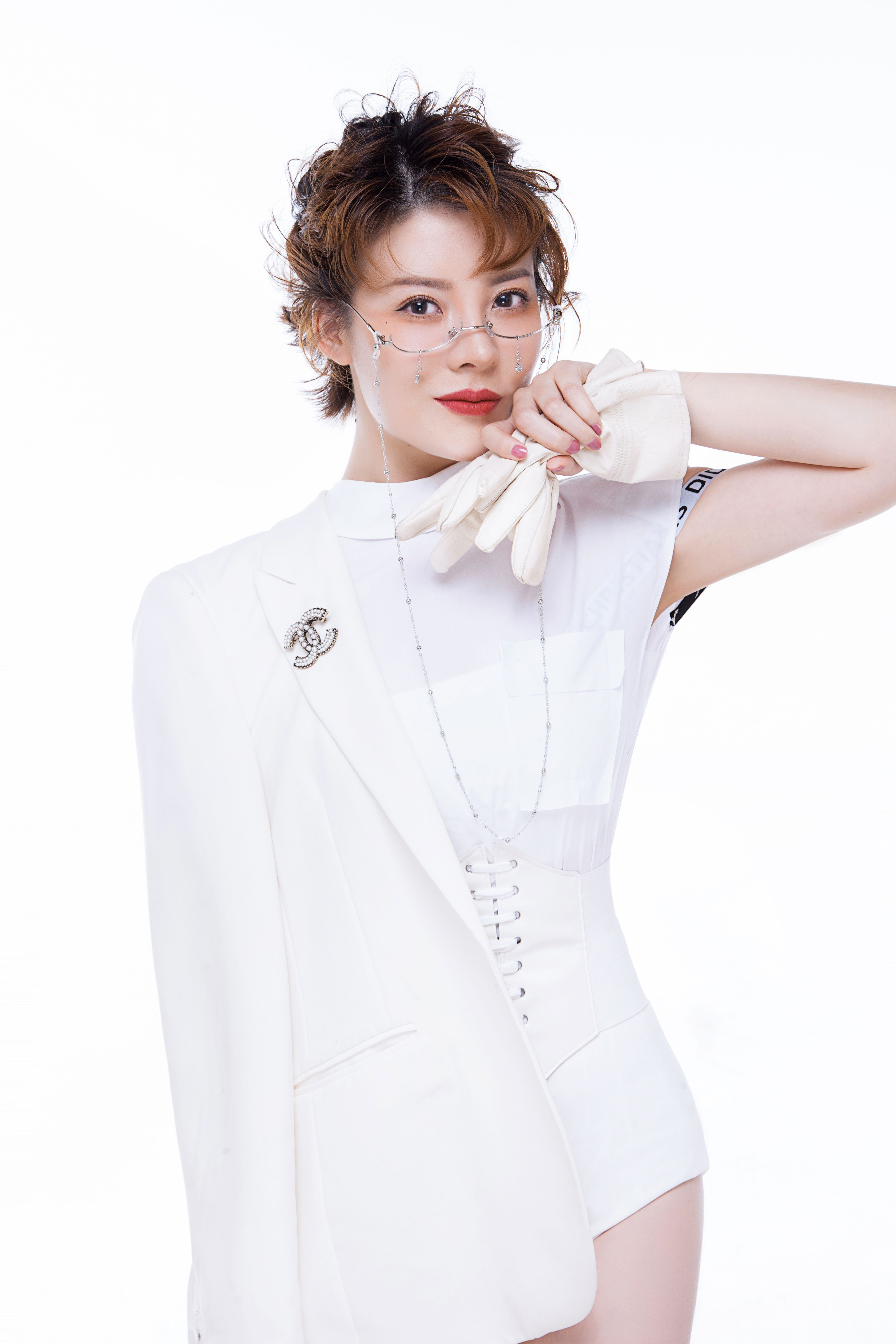  p data-id="gnyuk610yn">唐菱,出生于重庆,毕业于 a target="_blank"