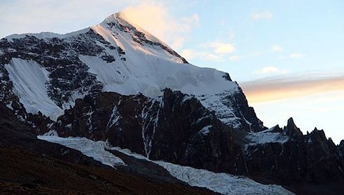 海拔6060米,属沙鲁里山系西南段山峰,因其东部的
