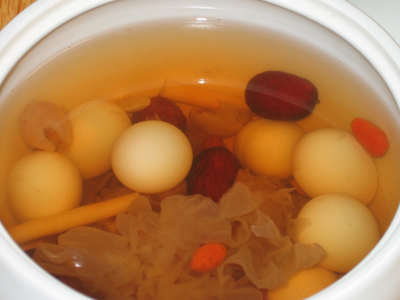 龙眼肉莲子鹌鹑蛋糖水