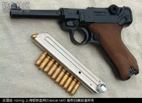  p>王八盒子指的是"十四年"式手枪,是日本军队配发的制式武器.