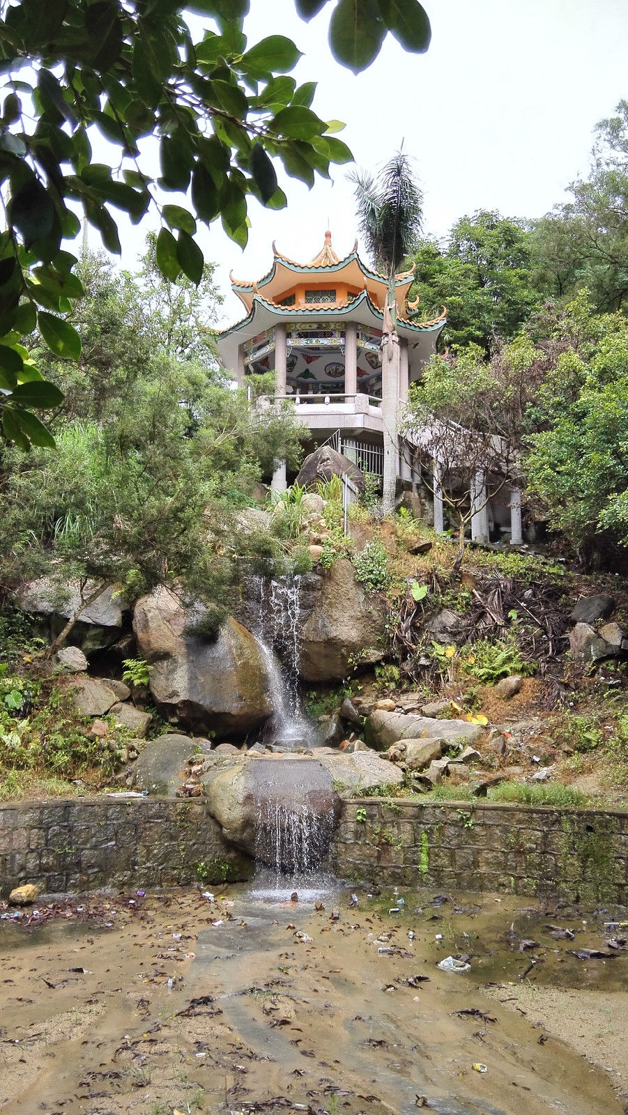  p>风门古径是广东省揭阳市空港经济区炮台镇石牌村的一处自然风景区.