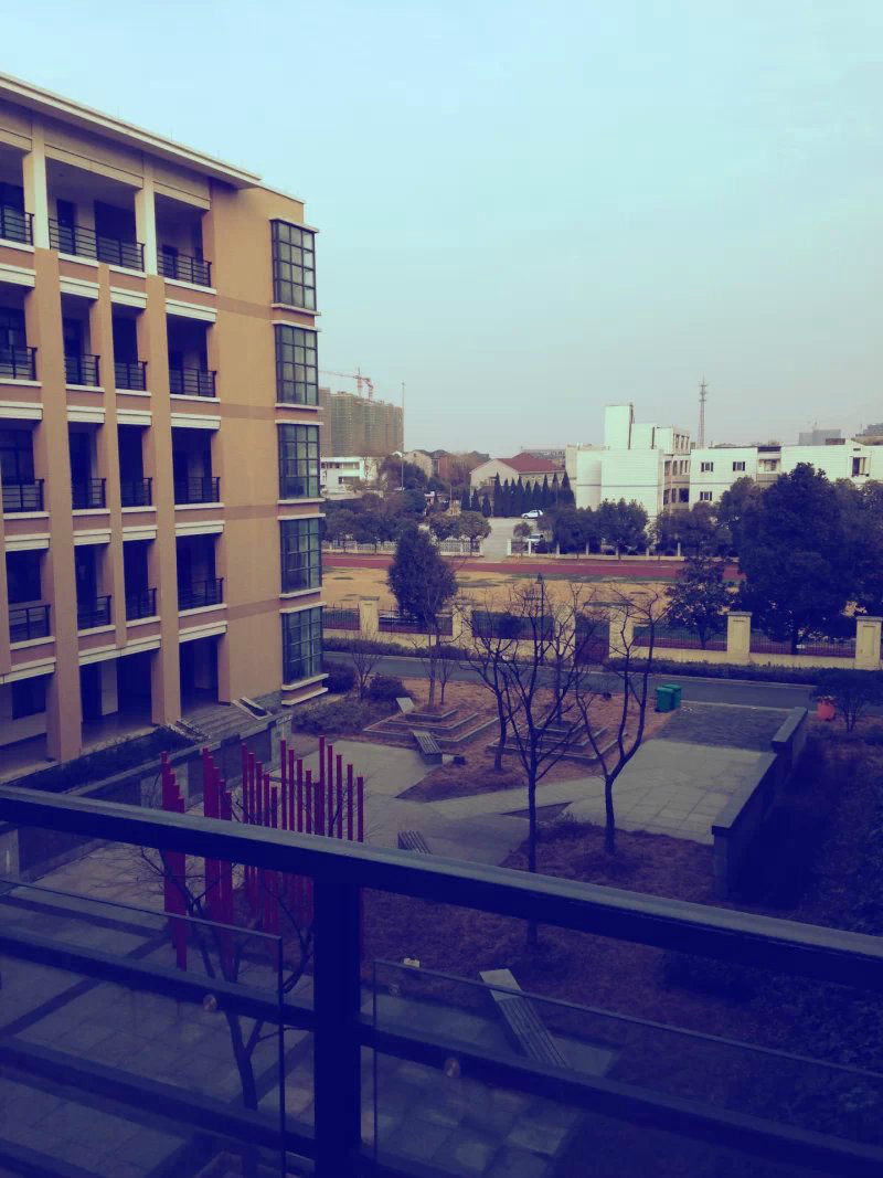 中学位于京杭古运河畔,国学大师章太炎的故乡——仓前镇,原为仓前中学