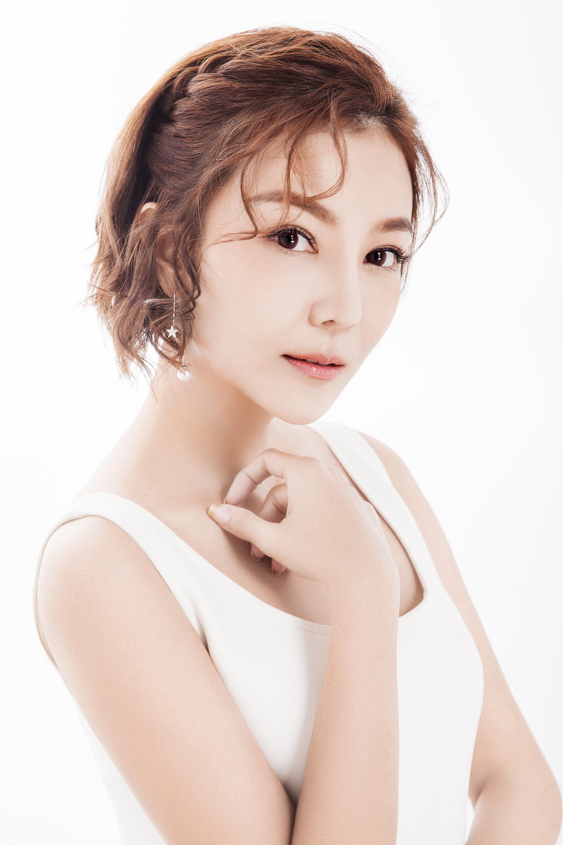  p>童冰玉(chris tong),6月14日出生于马来西亚,影视演员,主持人,歌手