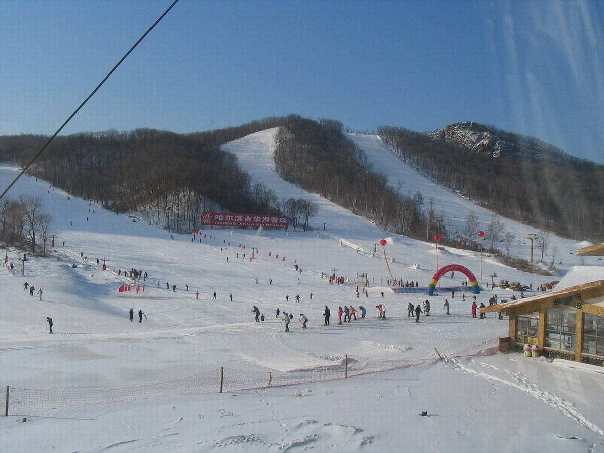 滑雪之乡"之称的哈尔滨吉华长寿山滑雪场位于宾县的宾西国家森林公园