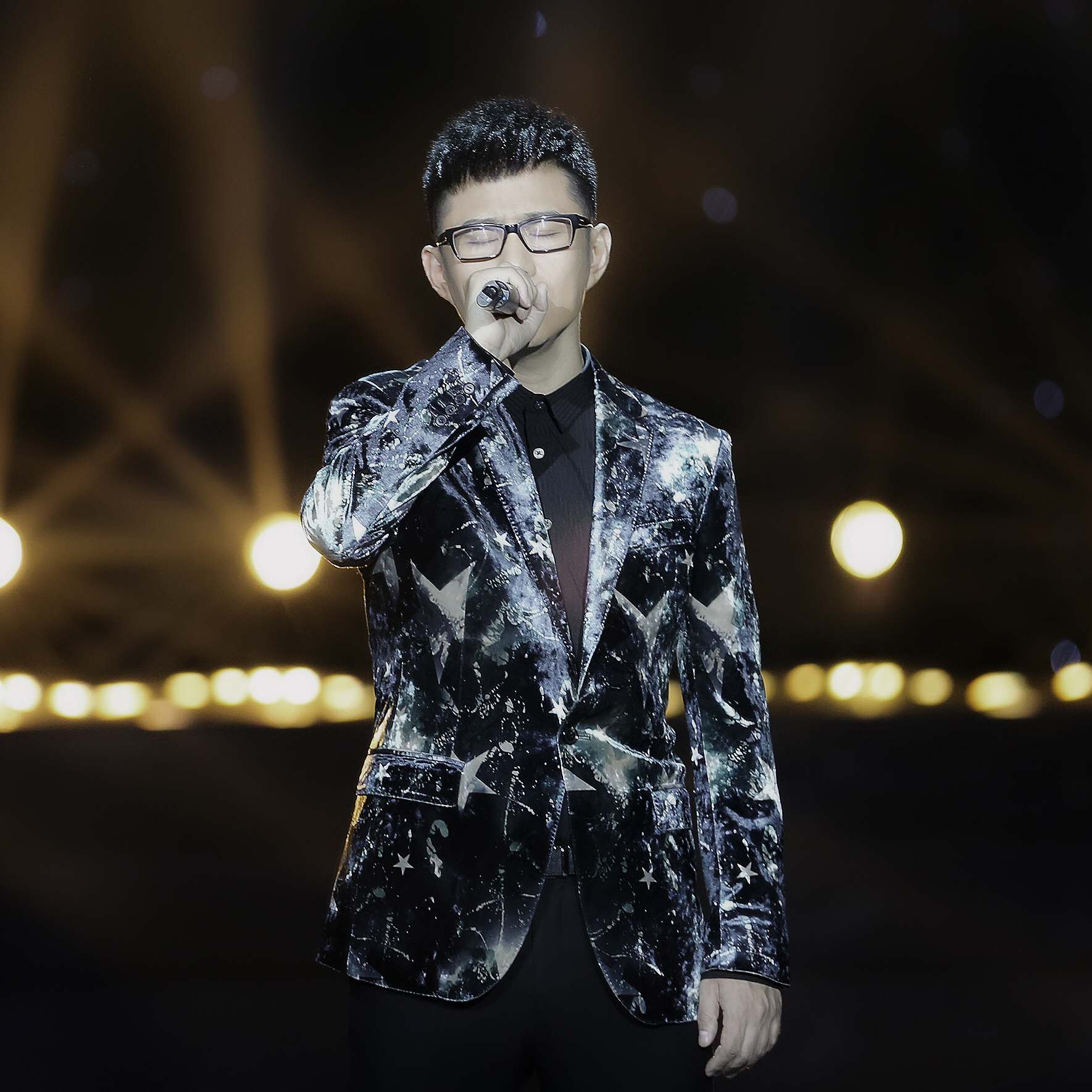  p>石头,本名王卓实,11月14日出生于中国吉林省吉林市,中国内地流行男