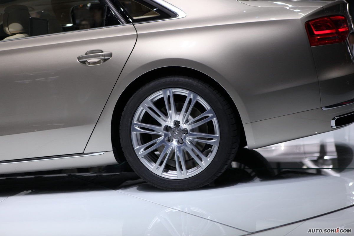 是奥迪车系中最高档的豪华车,采用全铝车身,最高时速250km/h,定位于